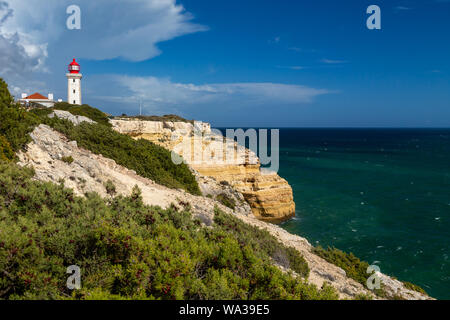 Farol de Alfanzina, ein Leuchtturm in der Nähe von Carvoeiro an der Südküste der Algarve, Portugal. Stockfoto