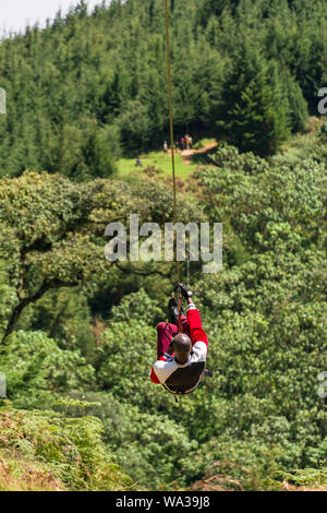 Eine junge kenianische Mann Reisen auf einem Zip Line im Forest Recreation Center, Kenia Stockfoto