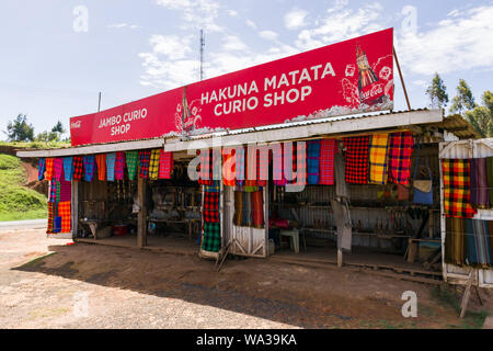 Curio shack mit Souvenirs und Geschenke auf die A104 im Rift Valley, Kenia Stockfoto