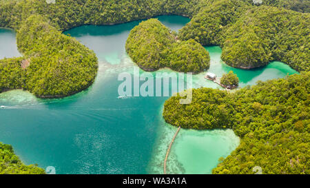 Bucht und blaue Lagune zwischen kleinen Inseln mit Regenwald bedeckt. Sugba Lagune, Siargao, Philippinen. Luftaufnahme der Sugba Lagune, Siargao, Philippinen. Stockfoto