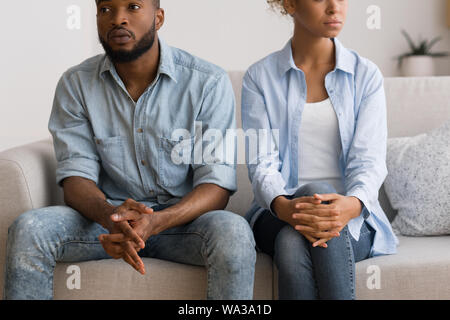 Schwarz Paar Augenkontakt zu vermeiden und nach dem Streit Sitzen auf der Couch Stockfoto