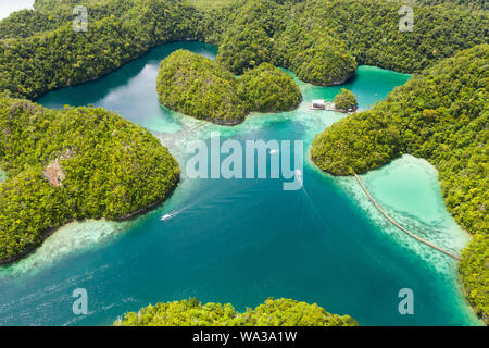 Bucht und blaue Lagune zwischen kleinen Inseln mit Regenwald bedeckt. Sugba Lagune, Siargao, Philippinen. Luftaufnahme der Sugba Lagune, Siargao, Philippinen. Stockfoto