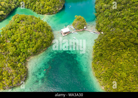 Bucht und blaue Lagune zwischen kleinen Inseln mit Regenwald bedeckt. Sugba Lagune, Siargao, Philippinen. Luftaufnahme der Sugba Lagune, Siargao, Philippinen. Stockfoto