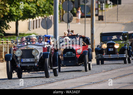 RIGA, Lettland. 17 Aug, 2019. Eine alte Fiat Auto teilnimmt, während Riga Retro 2019 - Veranstaltung zum 30-jährigen Jubiläum des Baltischen Weg gewidmet. Retro Fahrzeug Parade von über 100 Autos. Credit: gints Ivuskans/Alamy leben Nachrichten Stockfoto