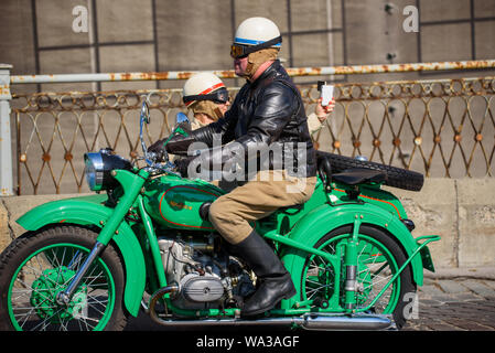 RIGA, Lettland. 17 Aug, 2019. Paar mit grünen Ural Motorrad nimmt an Riga Retro 2019 - Veranstaltung zum 30-jährigen Jubiläum des Baltischen Weg gewidmet. Retro Fahrzeug Parade von über 100 Autos Credit: gints Ivuskans/Alamy leben Nachrichten Stockfoto