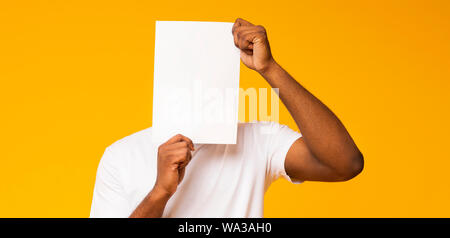 Mann bedeckte sein Gesicht mit leeren weißen Papier Stockfoto