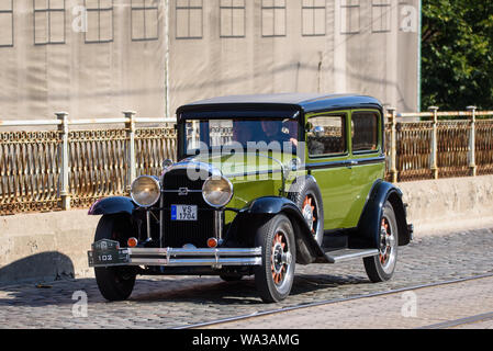 RIGA, Lettland. 17 Aug, 2019. Retro Buick Auto teilnimmt, während Riga Retro 2019 - Veranstaltung zum 30-jährigen Jubiläum des Baltischen Weg gewidmet. Retro Fahrzeug Parade von über 100 Autos Credit: gints Ivuskans/Alamy leben Nachrichten Stockfoto