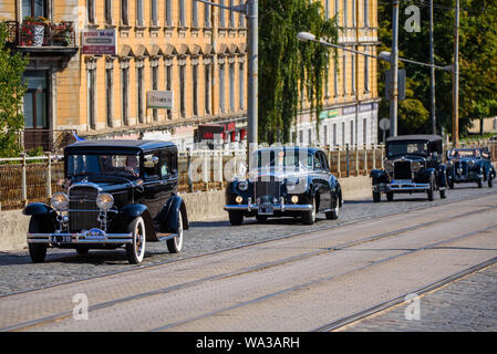 RIGA, Lettland. 17 Aug, 2019. Riga Retro 2019 - Veranstaltung zum 30-jährigen Jubiläum des Baltischen Weg gewidmet. Retro Fahrzeug Parade von über 100 Autos Credit: gints Ivuskans/Alamy leben Nachrichten Stockfoto