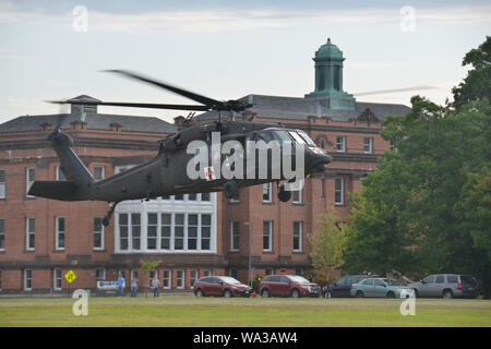 190816-N-CC 785-002 GREAT LAKES, Illinois (August 16, 2019) Zwei UH60 Blackhawk Hubschrauber von der Wisconsin Army National Guard landete auf der Seite des Südens an der Naval Station Great Lakes, August 16. Die Helikopter übergesetzt 16 Arbeitgeber der Nationalgarde und Armee Reservisten von Milwaukee und Madison, Wis., Great Lakes eine Staffelung an Ausbildung Befehl rekrutieren, Großen Seen zu sehen. (U.S. Marine Foto von John Sheppard/Freigegeben) Stockfoto