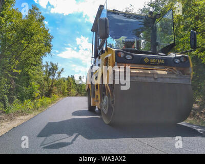 Zajecar, Serbien - August 14, 2019: Asphalt Walze auf der Route und bereit Start aufsteigend die Straße nach Zajecar, Serbien Stockfoto