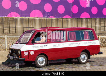 RIGA, Lettland. 17 Aug, 2019. Riga Retro 2019 - Veranstaltung zum 30-jährigen Jubiläum des Baltischen Weg gewidmet. Retro Fahrzeug Parade von über 100 Autos Credit: gints Ivuskans/Alamy leben Nachrichten Stockfoto