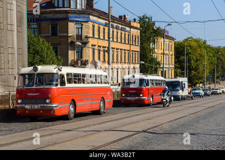 RIGA, Lettland. 17 Aug, 2019. Riga Retro 2019 - Veranstaltung zum 30-jährigen Jubiläum des Baltischen Weg gewidmet. Retro Fahrzeug Parade von über 100 Autos Credit: gints Ivuskans/Alamy leben Nachrichten Stockfoto