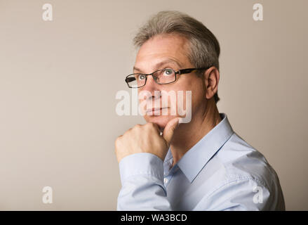 Schwere reifen Geschäftsmann denken, die Hand am Kinn Stockfoto