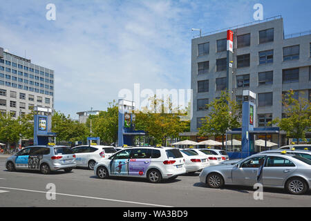 Mannheim, Deutschland - Juli 2019: Viele Taxi Autos parken und Warten auf Fahrgäste vor Hauptbahnhof Mannheim Stockfoto