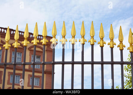 Gates mit goldenen Spitzen der Mannheimer Barockschloss in Deutschland mit einem Teil der Palast im Hintergrund Stockfoto