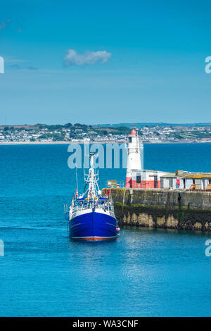 Ein Fischtrawler wieder mit ihren Fang in den Hafen von Newlyn Fischerdorf in der Nähe von Penzance in Cornwall, England, Großbritannien. Stockfoto