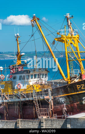 Alte Fischtrawler mit gedrueckt Wasserstrahl auf Newlyn Fischerdorf in der Nähe von Penzance in Cornwall, England, Großbritannien. Stockfoto