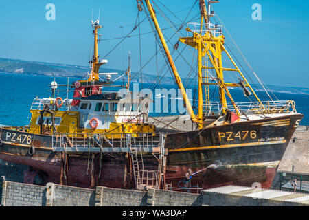 Alte Fischtrawler mit gedrueckt Wasserstrahl auf Newlyn Fischerdorf in der Nähe von Penzance in Cornwall, England, Großbritannien gereinigt. Stockfoto