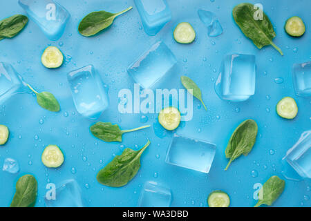 Frische Sommer Tapete mit Gurken und Eiswürfel auf Blau Stockfoto