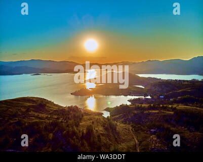 Schöne Panoramasicht Antenne Sommer Blick bei Sonnenuntergang auf die bukhtarma künstliche Stausee, durch den Damm der Bukhtarma Wasserkraftwerk auf Th gebildet Stockfoto
