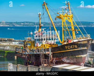 Alte Fischtrawler mit gedrueckt Wasserstrahl auf Newlyn Fischerdorf in der Nähe von Penzance in Cornwall, England, Großbritannien. Stockfoto