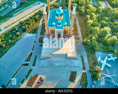 UST-KAMENOGORSK, Kasachstan (QAZAQSTAN) - August 10, 2019: Sehr schöne Antenne Drohne zu zentralen Moschee in Oskemen Stockfoto