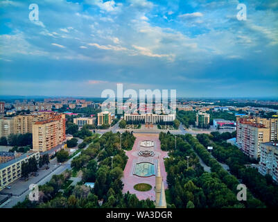 UST-KAMENOGORSK, Kasachstan (QAZAQSTAN) - August 08, 2019: Sehr schöne Antenne Drohne zu zentralen Moschee in Oskemen Stockfoto