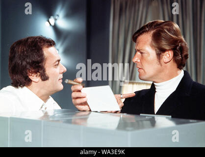 ROGER MOORE und Tony Curtis in der ÜBERZEUGUNGSARBEIT! (1971), unter der Regie von LESLIE NORMAN. Quelle: ITC/Album Stockfoto