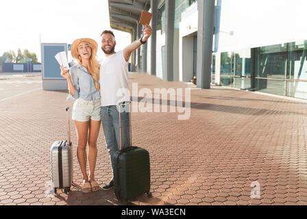 Adorable Paar lächelnd mit Flugtickets und Reisepass Stockfoto