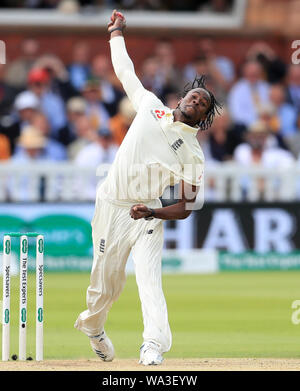 England's Jofra Archer Schüsseln während Tag vier der Asche Test Match auf Lord's, London. Stockfoto