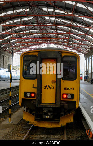 British Rail Class 150 Sprinter Diesel im Bahnsteig, Bahnhof Penzance, Penzance, Cornwall, England, Großbritannien. Stockfoto