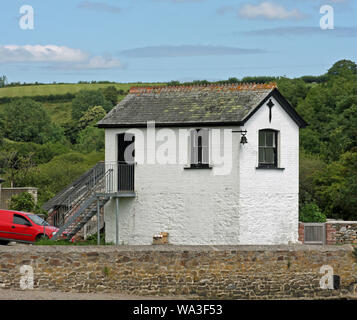 St Indract's Capel bei Halton Quay am Ufer des River Tamar, Cornish Seite. Angeblich kleinste Kapelle des Landes zu werden. Stockfoto