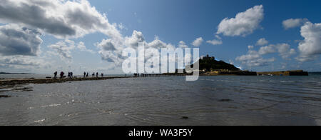 Ansicht der Wanderer über den Causeway nach St. Michael's Mount, Marazion, in der Nähe von Penzance, Cornwall, England, Großbritannien Stockfoto