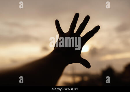 Einen Mann zu erreichen, hin zu dunklen Himmel. Stockfoto