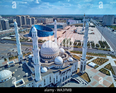 NUR-SULTAN, Kasachstan - 11. August 2019: schönes Panorama Luftbild Drohne zu Nursultan (Astana) Zentrum mit Wolkenkratzern und Hazrat Sultan M Stockfoto