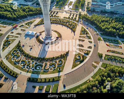 NUR-SULTAN, Kasachstan (QAZAQSTAN) - August 11, 2019: Sehr schöne Antenne Drone, Nursultan (Astana) Zentrum mit Wolkenkratzern und Bai Stockfoto