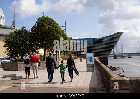 Tayside Dundee, Schottland, Großbritannien, 17. August 2019: BRITISCHE Wetter. Sonnig und kühlen Morgen in Dundee mit verstreuten Duschen später am Tag entwickelt, maximale Temperatur 18°C. Touristen Tag entlang der Uferpromenade in der Nähe des V&A design museum. Credit: Dundee Photographics/Alamy leben Nachrichten Stockfoto