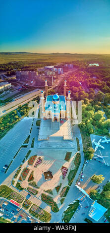 UST-KAMENOGORSK, Kasachstan (QAZAQSTAN) - August 08, 2019: Sehr schöne Antenne Drohne zu zentralen Moschee in Oskemen Stockfoto