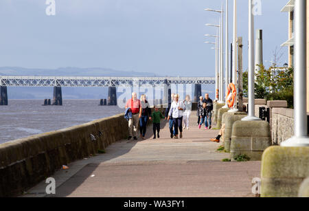 Tayside Dundee, Schottland, Großbritannien, 17. August 2019: BRITISCHE Wetter. Sonnig und kühlen Morgen in Dundee mit verstreuten Duschen später am Tag entwickelt, maximale Temperatur 18°C. Touristen Tag entlang der Uferpromenade mit Blick auf den berühmten 1800 'Stay Eisenbahnbrücke in der Ferne. Credit: Dundee Photographics/Alamy leben Nachrichten Stockfoto