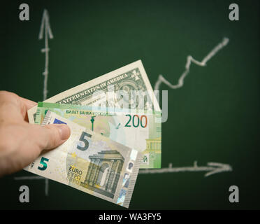 Diagramm mit positiven Pfeil und verschiedene Banknoten. Stockfoto