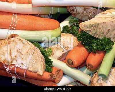 Sellerie, Lauch und Karotten - Gemüse für die Suppe namens suppengruen Stockfoto