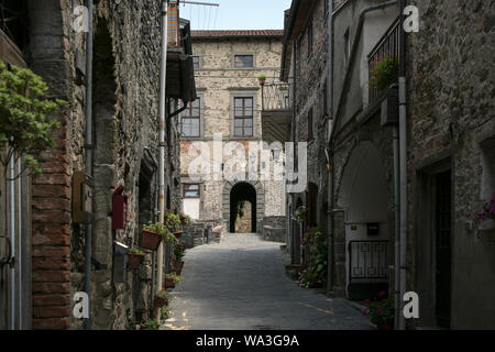 Schmale Gasse zur Burg Malaspina in Virgoletta, einem schönen alten Bergdorf, Bezirk von Villafranca in Lunigiana, Toskana, Italien Stockfoto