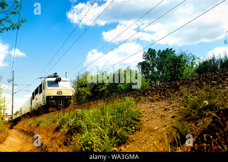 Low Angle View eines Zuges von Ceske Drahy oder der Tschechischen Bahn Stockfoto