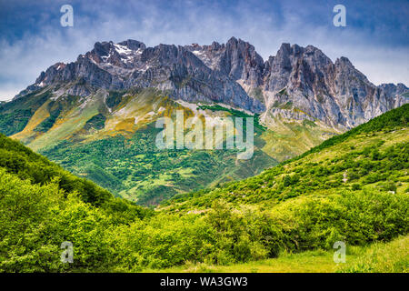 Den Berg Macizo Occidental (El Cornion), Ansicht von Valle de Valdeon, in der Nähe von Posada de Valdeon, Picos de Europa, Castilla y Leon, Spanien Stockfoto