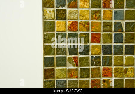 Blick auf einige Fliesen im Badezimmer Wand von oben, weißen und farbigen Mosaik, Dekoration Hintergrund Stockfoto
