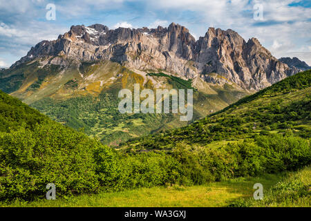Den Berg Macizo Occidental (El Cornion), Ansicht von Valle de Valdeon, in der Nähe von Posada de Valdeon, Picos de Europa, Castilla y Leon, Spanien Stockfoto