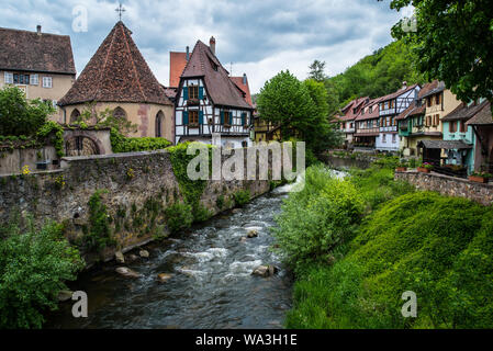 Fabelhaftes kleines Dorf Kayserberg im Elsass in der Umgebung von Colmar, Frankreich Stockfoto