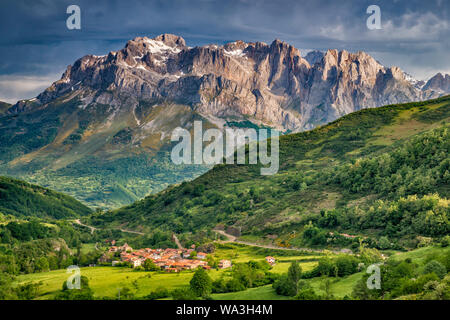 Den Berg Macizo Occidental (El Cornion), Blick über Dorf Santa Marina de Valdeon, Picos de Europa, Castilla y Leon, Spanien Stockfoto