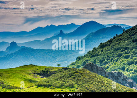 Cordillera Cantabrica fernen Bergketten, Blick vom Mirador del Corzo auf der Straße N621 über Valle de Cereceda, Picos de Europa, Kantabrien, Spanien Stockfoto