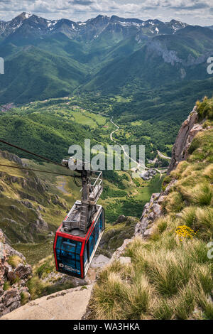 Seilbahn, Ansicht von Fuente De, Blick vom Mirador del Kabel, an der oberen Station der Seilbahn, Picos de Europa, Kantabrien, Spanien Stockfoto